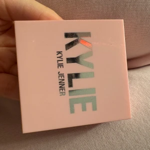 Bronzer från Kylie Jenner - Snygg bronzer från Kylie Jenner i färgen 400