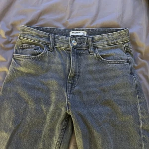 Grå jeans från Pull&Bear - Snygga grå jeans från Pull&Bear som är raka och lite baggy, storlek 36, skriv för egna bilder💞