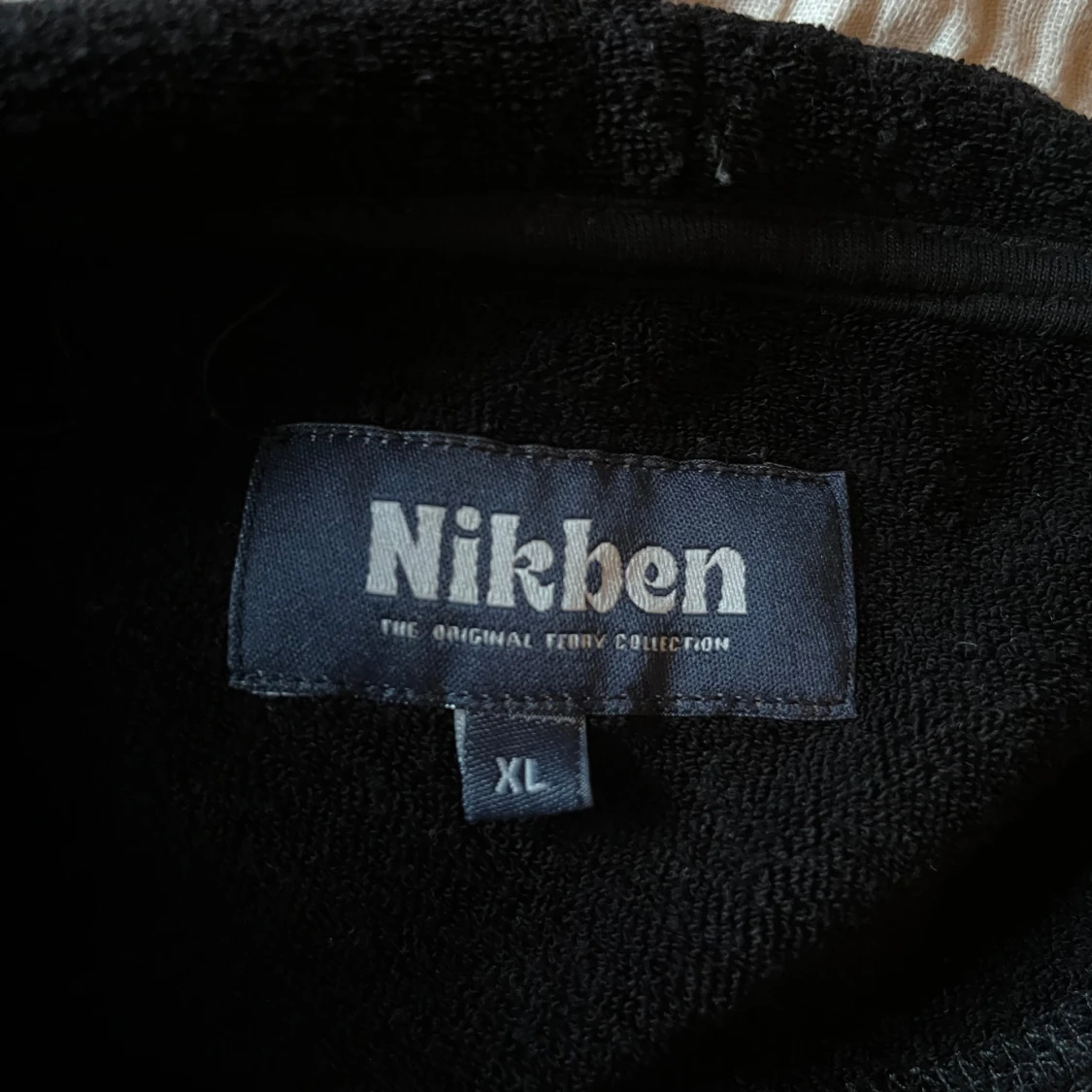 Svart hoodie från Nikben - 2