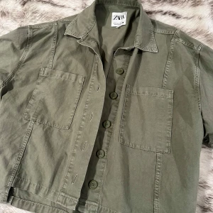 Grön skjortjacka Zara - Supersnygg skjortjacka från Zara i storlek XS🥰 jättebra skick 