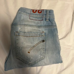 Dondup jeans - Snygga dondup jeans i ljusblå färg i mycket bra skick, uppsydda runt 4 centimeter men inte jätte stor skillnad från orginal