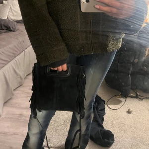 Svart maje väska  - säljer min maje väska i mocka då den tyvärr inte kommer till använd längre🥲Bra kvalitet förutom att själva maje märket suddats bort men de är inget man tänker på tycker jag. Skriv för fler bilder!