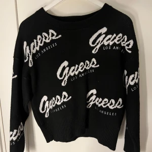Guess tröja - Mysig Guess tröja som köptes för 799kr. Sittter som en S