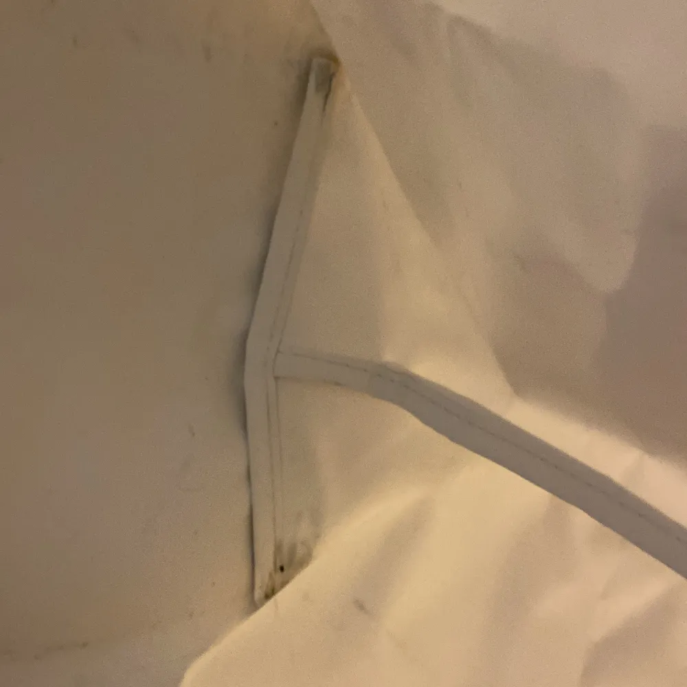 ENDAST BYTE!!MÖTS ALLTSÅ BARA UPP I STHLM! Kan byta mot en svart eller mörkblå mellan storleken,behöver inte vara det bästa skicket! denna väska är väldigt sliten på insidan och har en vattenskada men syns absolut inte💘. Laukut & Käsilaukut.