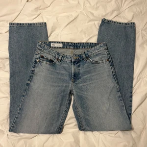 Blå jeans från Zara - Säljer ett par klassiska blå jeans från Zara. De har en straight passform och är tillverkade i denim. Perfekta för en avslappnad stil.