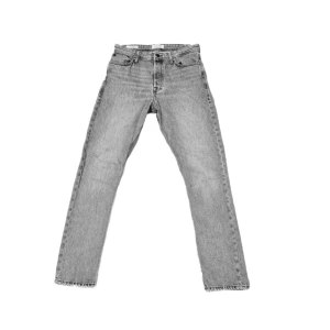 Grå jeans från Jack & Jones - Snygga grå jeans från Jack & Jones i en klassisk straight fit. Perfekta för en avslappnad stil med en tidlös look. Tillverkade i slitstarkt material för långvarig användning.