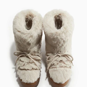 Beige pälsboots med snörning - Mysiga beige boots med päls och snörning, helt oanvända med prislapp kvar!