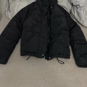 Svart puffer jacka  - En jättefin jacka, säljer på grund av att den inte kommer till användning, den går att justera☺️