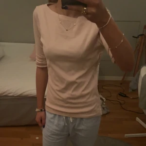 Beige topp från Ralph Lauren - Säljer en stilren beige/ljusrosa topp från Ralph Lauren med trekvartsärm. Perfekt för en avslappnad men elegant look. Passar bra till både jeans och kjol. Pris går att diskutera!!💗