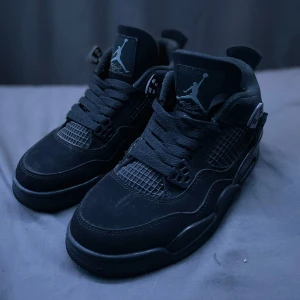 Black cat Jordan 4 - Hej!! Säljer mina black cat Jordan 4 gillade de väldigt mycket men hann inte använda de så mycket eftersom jag växte ur de. Väldigt bra skick kanske använda 10 gånger. De är väldigt stilrena och passar till verkligen allt. Även är de väldigt sköna och behagliga runt foten. Saknar dock sko låda då jag fick de mins föräldrar och de sparade inte lådan. Priset är verkligen inte hugget i sten!!!