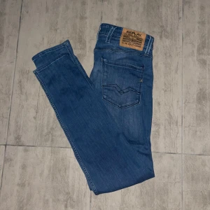 Replay jeans - Ett par feta replay Jeans i modellen anbass dem är i mycket! Fint skick näst intill nya!👍 dem är i storlek 29/32 bara att skicka till mig vid frågor osv!🙌