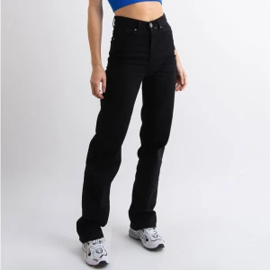 Svarta högmidjade jeans - Svarta högmidjade vida jeans från Madlady! Sitter snyggt och är bekväma <3