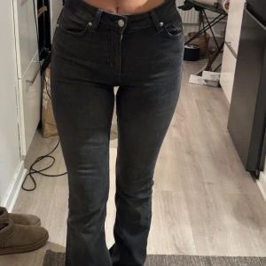 Svarta bootcut jeans - Snygga svarta bootcut jeans med medelhög midja. Perfekta jeansen