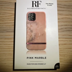 Rosa marmormönstrat mobilskal från Richmond & Finch - Snyggt rosa marmormönstrat mobilskal från Richmond & Finch, designat för iPhone 12 mini. Skalet har en elegant finish med en metallisk detalj och erbjuder 360° skydd mot stötar och repor. Perfekt för att ge din telefon en stilren look. Obruten förpackning.
