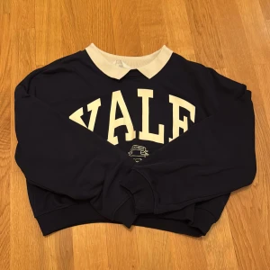 Mörkblå sweatshirt från H&M med vit krage - Säljer en mörkblå sweatshirt från H&M med vit krage och texten 'YALE' i vitt på framsidan. Det är storlek 134-140 i barn storlek och säljs för att den är för liten! 💕