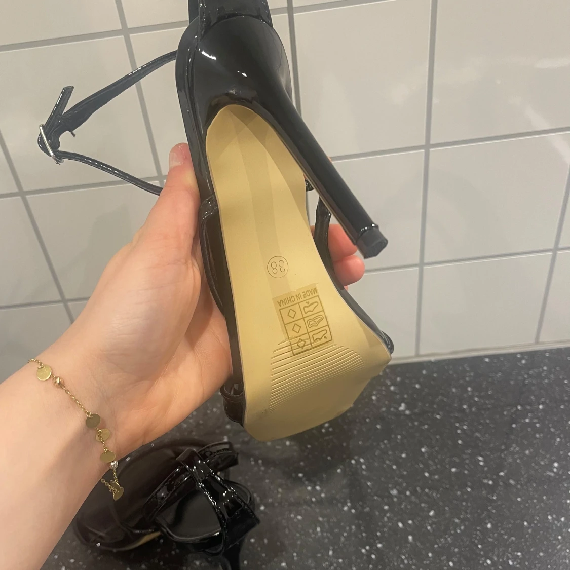 Svarta klackskor med remmar - 90