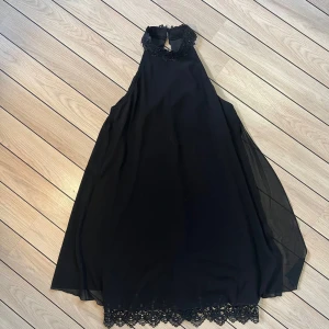 Svart fest klänning - Den lilla svarta. Två lager tyg, vacker brodyr. Bara använd två gånger.