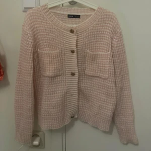 Rosa kofta  - Saknar en knapp( man ser på bilden ) annars bra skick. Det är M men sitter mer som S. Skriv gärna för frågor 💗