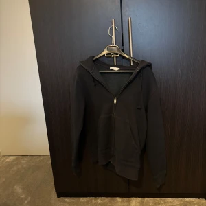 Mörkblå hoodie med dragkedja - Säljer en klassisk mörkblå hoodie med dragkedja. Inga fläckar eller andra slitage.