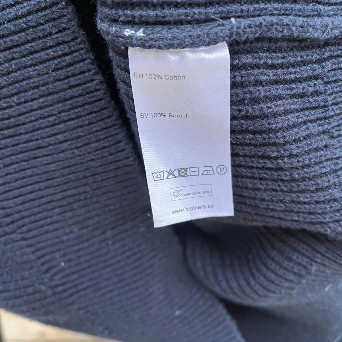 Mörkblå stickad tröja från East West - 92