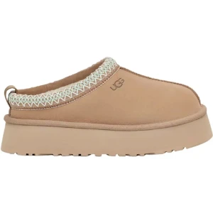 UGG - Snygga och bekväma beige slip-on skor från UGG med en dekorativ kantdetalj. Kostar 2500kr från asos men säljer för 700kr fick i present i fel storlek. Storlek 40