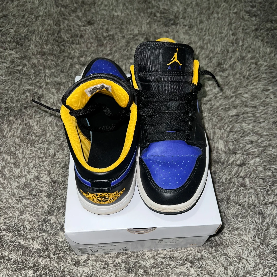 Nike Air Jordans i svart, blå och gul - 90