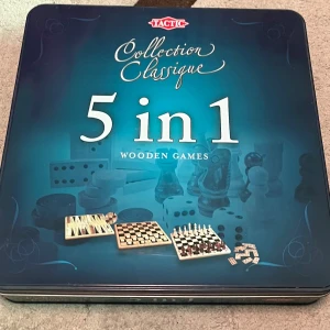5 in 1 Wooden Games - Jag säljer de har hög kvalité 5 in 1 wooden games. Fem spelklassiker: schack, dam, backgammon, domino och luffarschack. Finns instruktioner pa alla språk!