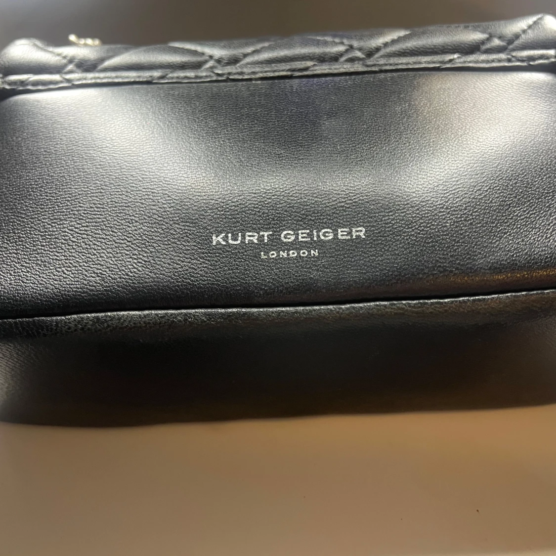 Svart mini axelväska från Kurt Geiger - 91