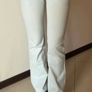 Super Lågmidjade Vintage Bootcut jeans  - Jätte fina bootcut vintage ljusblåa jeans i mycket bra skick midjemått 36cm tvärs över 💕 jag är 167cm🥰