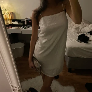 Nyår Klänning !! - Snygggg vit klänning med glittrande yta och smala axelband. Perfekt för nyår, middag eller en kväll ute! Klänningen har en enkel och elegant design som framhäver en stilren look så himla classy !! 🤍🤍 Hör av er för fler bilder eller frågor 🤍