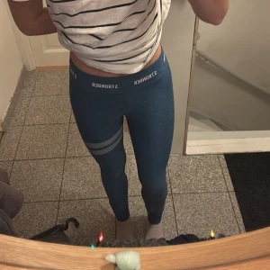 Blå leggings från Stronger - Supersnygga träningstajts från stronger. Storlek XS/S, stretchiga och bra i längd för mig som är 170cm Toppenskick!  💕 köpta för 700kr