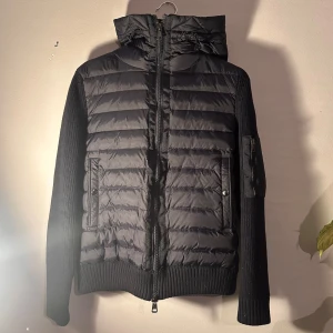 Moncler•Cardigan, Hooded Blue - Snygg svart quiltad jacka från Moncler med huva och dragkedja. Jackan är stickad vilket gör den tjock och har du väst under kan du lätt ha den i minus 🥶NAMN: PADDED WOOL HOODIE Orginalpris:9 000kr Mitt pris: 5 000Kr  Priset kan diskuteras vid snabb affär. Hör av er vid frågor ✋🏻