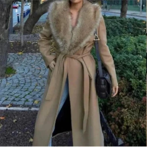 Beige kappa med pälsdetalj - Lång Kappa storlek S