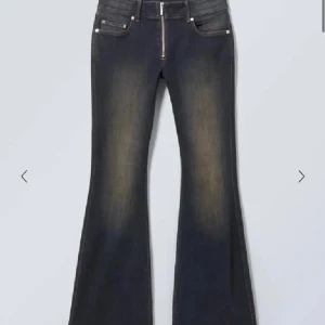 bootcut jeans - Snygga bootcut jeans med hög midja och dragkedja fram. Perfekta för en trendig look med en tight passform upptill och utsvängda ben. Klassisk femficksdesign och subtila slitningar för en cool stil.