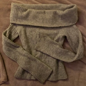 Stickad offshoulder tröja - Säljer en jättemysig offshoulder tröja ifrån H&M! Jättebra skick, endast använd en gång❤️inga defekter! Nypris: 249kr