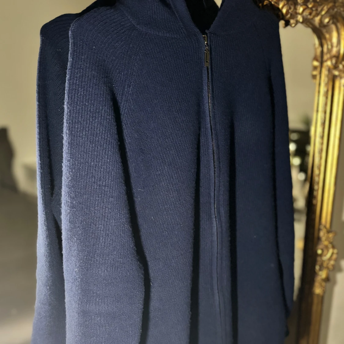 Mörkblå stickad hoodie med dragkedja - 1