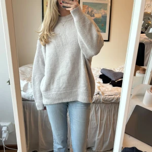 Stickad tröja i alpacka blandning - Stickad tröja köpt på sellpy men som tyvärr är lite för stor på mig! Storlek M, men sitter väldigt oversized och tror att den passar bäst på M-L. Har en liten fläck som syns på sista bilden, vet ej om den går att ta bort, men upplever inte att den syns när man har tröjan på då den sitter på sidan under armen!