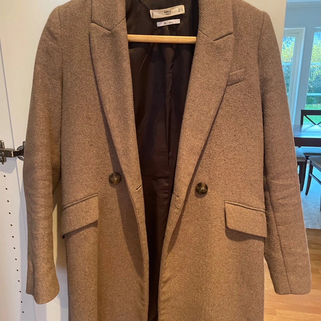 Beige/ljusbrun kappa från Mango