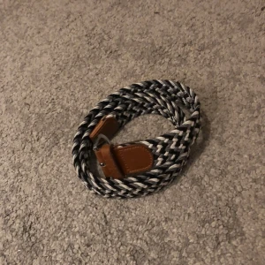 Flätat ”grisch” bälte - Tjena! Jag säljer detta flätade som är i färgerna grå,svart och vit i ett snyggt mönster. Bältet är helt nytt och kan komma inplastat om man vill det. Jag har 7st i lager så om du vill köpa en bulk med bälten kan vi förhandla ett bra pris. 