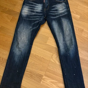 Dsquared 2 Jeans - I princip helt nya använda 3-4 tillfällen, supersnygga och stilrena. Ny pris 6500kr kvitto finns från Thernlunds finns.
