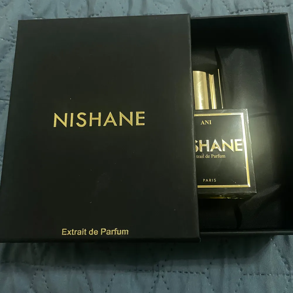 Säljer en exklusiv Nishane Ani Extrait de Parfum. Flaskan är elegant med en fyrkantig form och en gyllene kork. Parfymen har en djup gul färg och kommer i en stilren svart förpackning med gyllene detaljer. Perfekt för den som söker en lyxig doftupplevelse. Mängd enligt bild (60-65ml ungefär)🙌🏼 nypris på 50ml:1900 min 60-65:1400. Perfume.