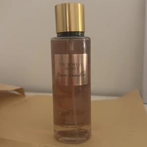 Victoria's Secret Bare Vanilla Fragrance Mist - Victoria Secret bodymist bare vanilla🥰 Luktar supergott och doften håller väldigt länge, får väldigt ofta komplimanger när jag använder den! Denna flaskan är oanvänd, säljer för att jag redan har tre stycken. Finns ej att köpa i Sverige 