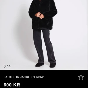 Svart pälsjacka 'Fabia' - Snygg svart faux fur jacka från lager157 i strl xs/s. Utsåld i alla storlekar. Nyskick med lappar kvar🖤