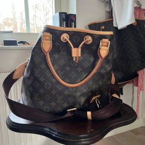 Louis vuttion väska  - Louis vuttion väska som är använd 1 gång,  säljer för att den bara ligger i garderoben eftersom att jag använder mina andra väskor. Väskan är som ny utan några alls repor eller defekter. Koden finns på 4 bilden- tillverkad 2010. 