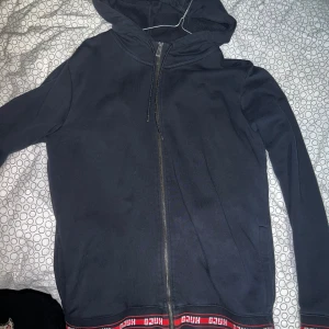 Svart huvtröja från Hugo Boss - Hugo tröja