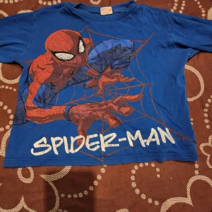 Pyjamas - Pyjamas set. Spiderman . Använd väl med mycket kärlek. Lite sliten i motiv men funkar perfekt att sova gott i ändå :) . 