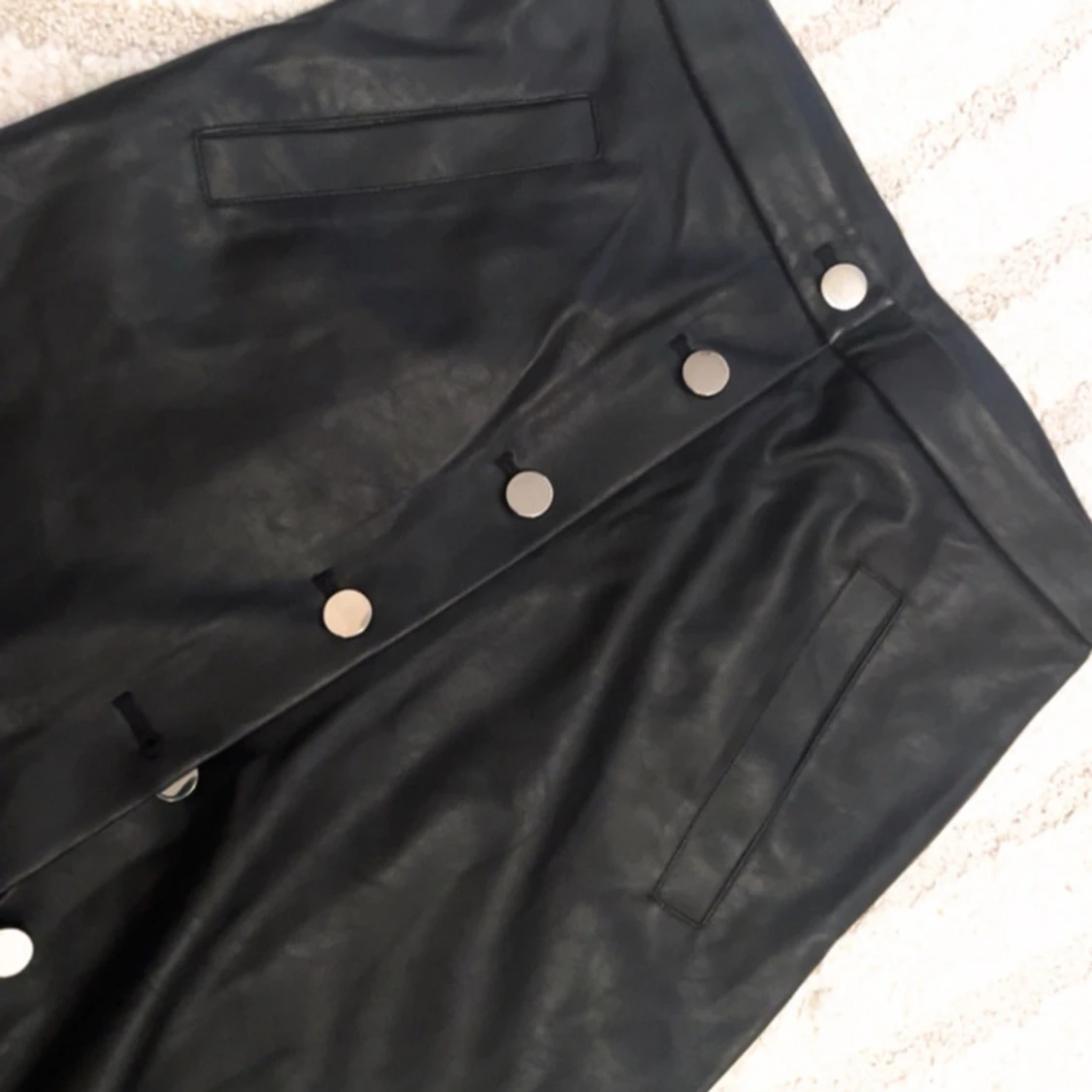 Svart kjol med knappar - 90