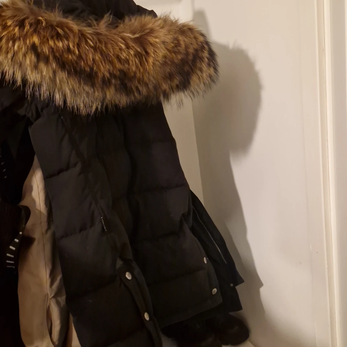 Svart dunjacka från Hollies - 92