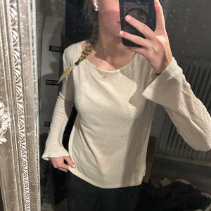 tunn stickad tröja från Cubus - Säljer en stilren beige långärmad stickad tröja från Cubus. Perfekt för en avslappnad look. Toppen är i en mjuk och bekväm kvalitet.