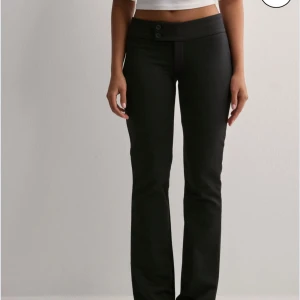Svarta lågmidjade byxor Nelly - Oanvända med prislapp kvar, säljer pga för små❤️ nypris 349 strl 32/xxs